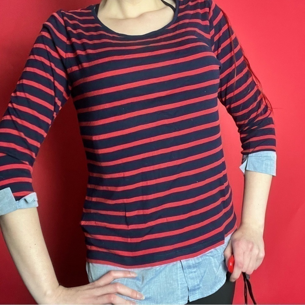 Striped red and navy mid sleeve with button up accents  ❤️💙‌‌‌